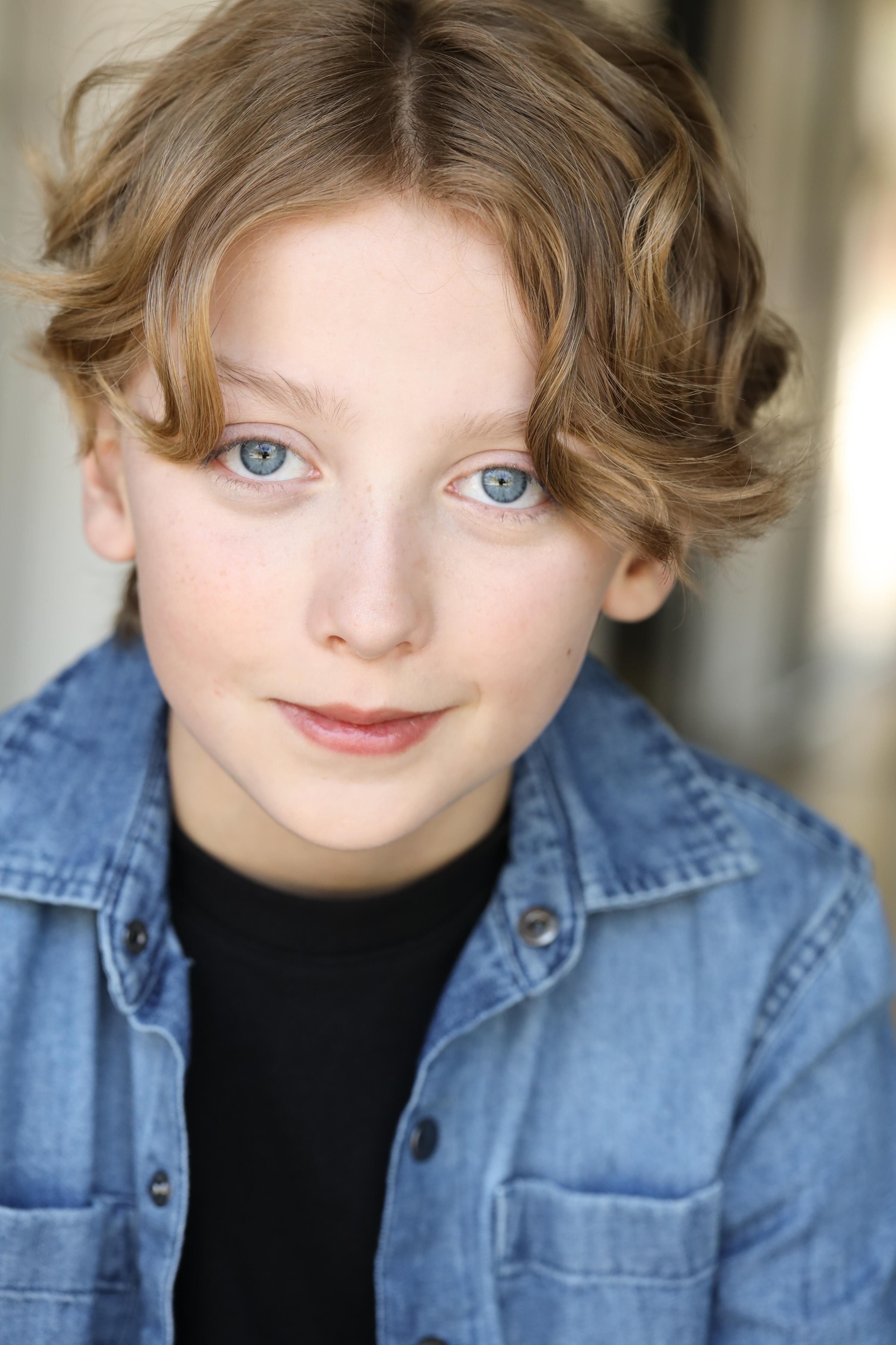 actor Izaak Bellis large photo