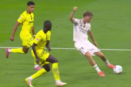 [Highlights] A striker's heart! Hausen makes a forward run into the box and bends a shot wide of the far post