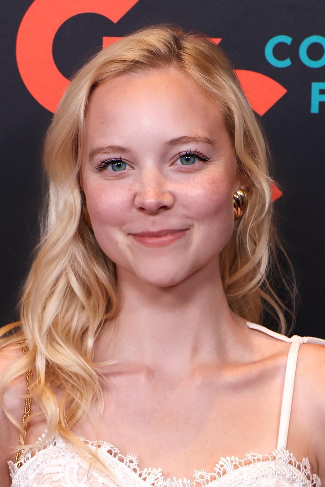 actor Mackenna Shults large photo