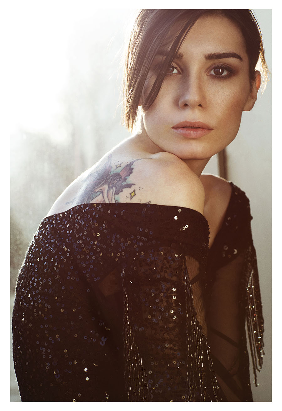 actor Burcu Kiratli large photo