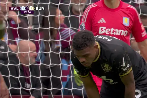 [Highlights] Frustration! Lyle Foster misses the ball with an overhead kick