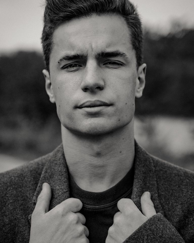 actor Oskar Hes large photo