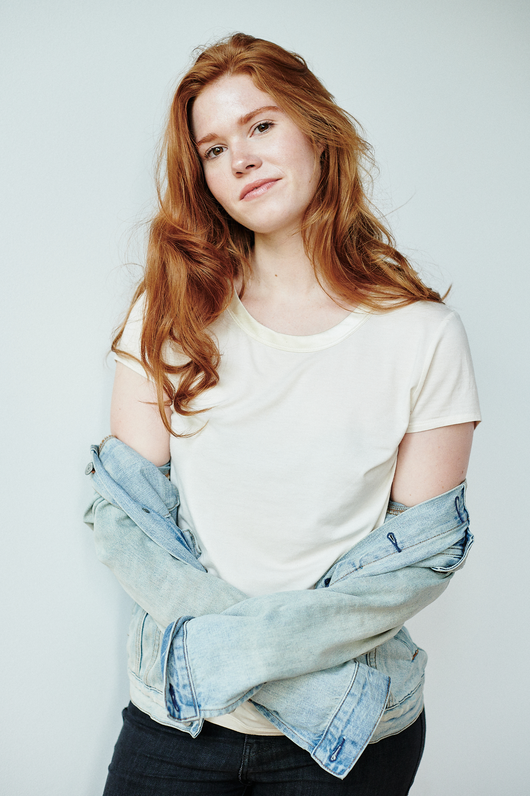 actor Caroline Hendricks large photo