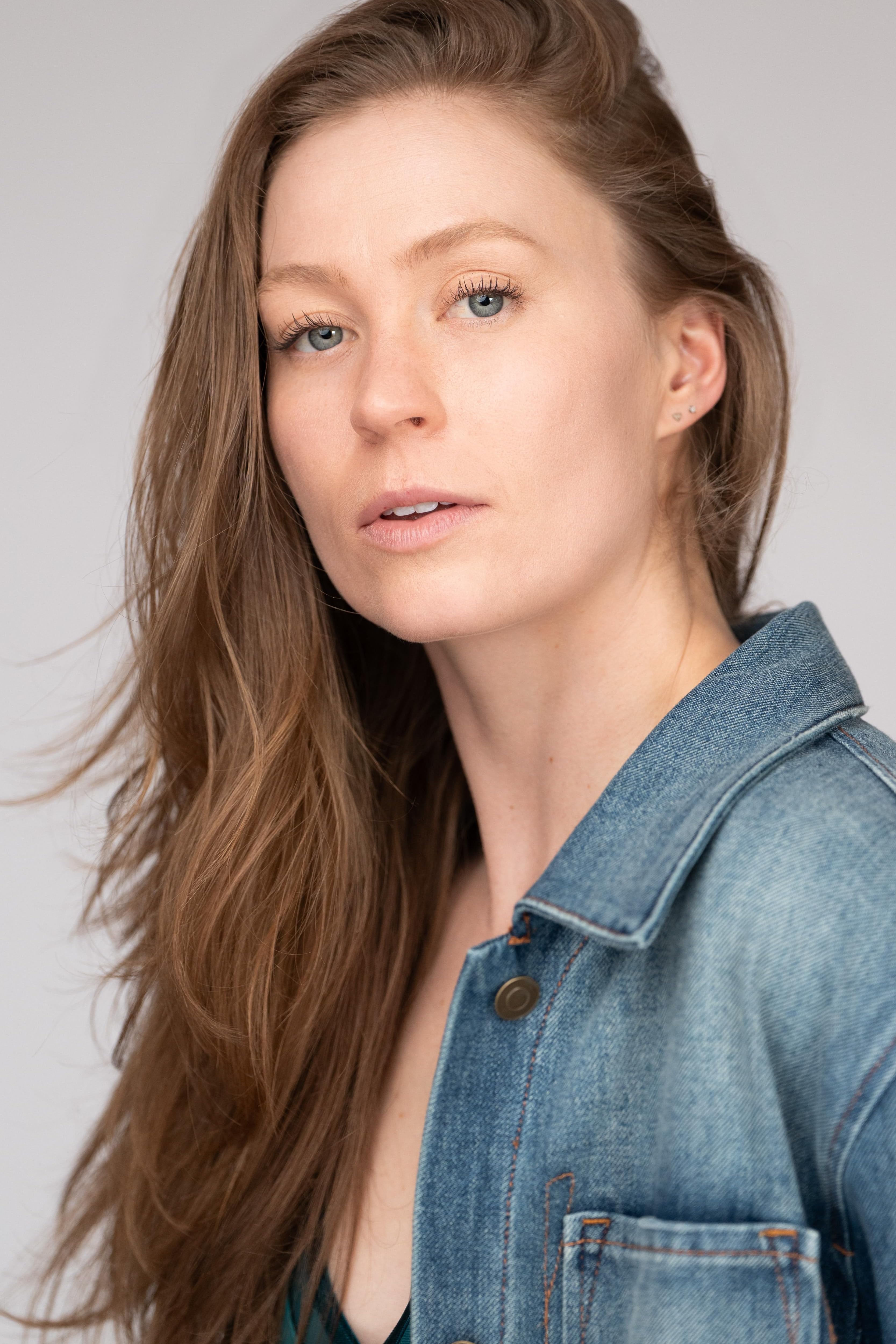 actor Emma Jo Boyden large photo