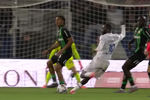 [Highlights] Sudden strike! Sinayoko cuts inside repeatedly before long-range shot takes a deflection out for a corner