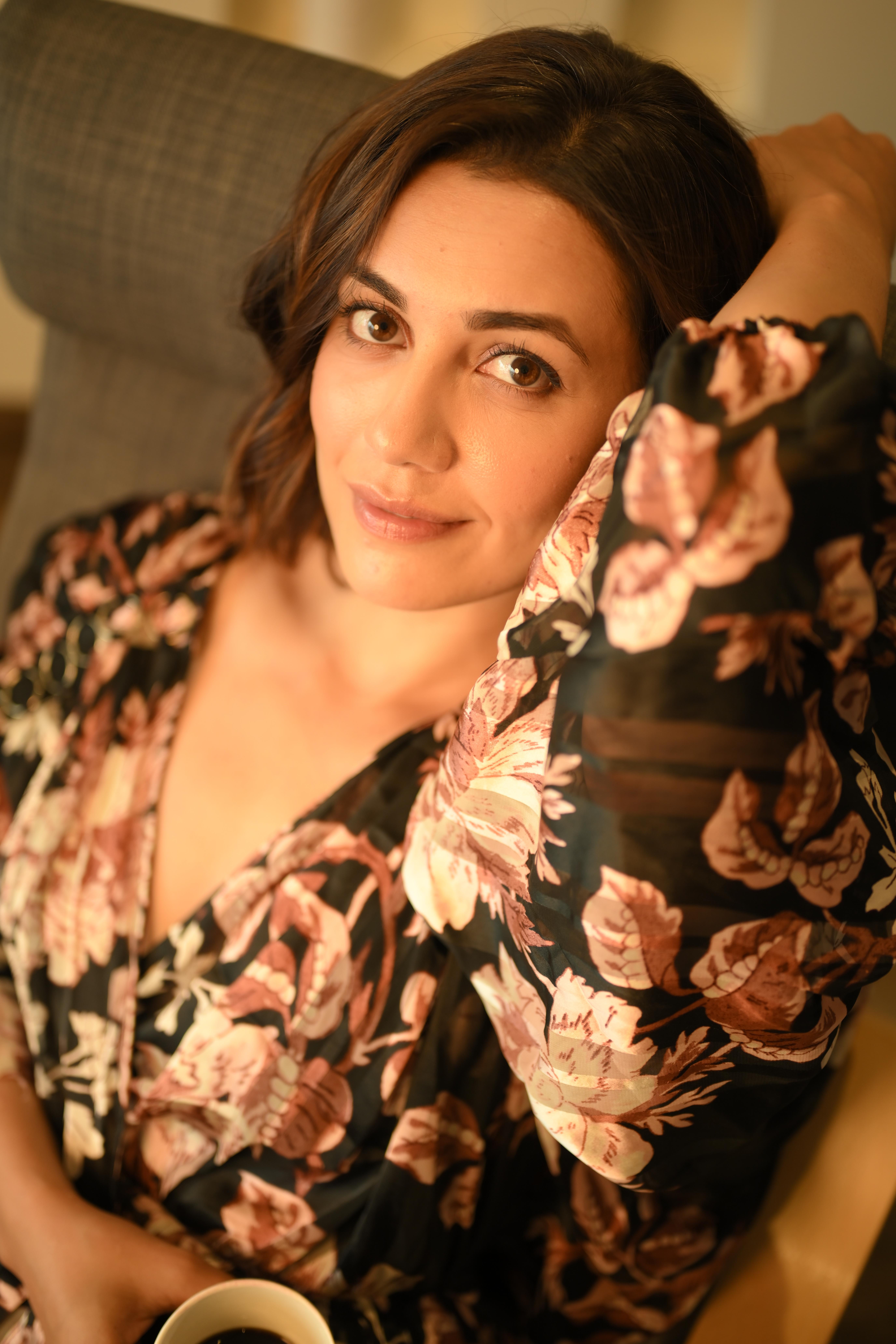 actor Esha Kansara large photo