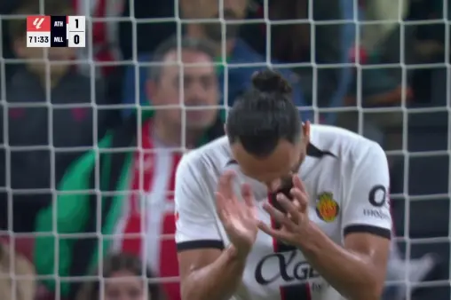 [Highlights] Great chance! Muriqui meets cross with header, just wide