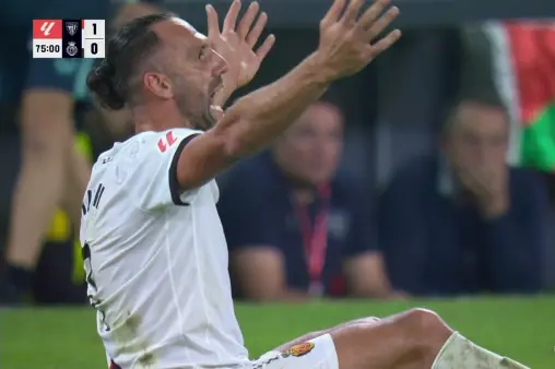 [Highlights] Muriqui falls and complains excessively, referee shows him a yellow card