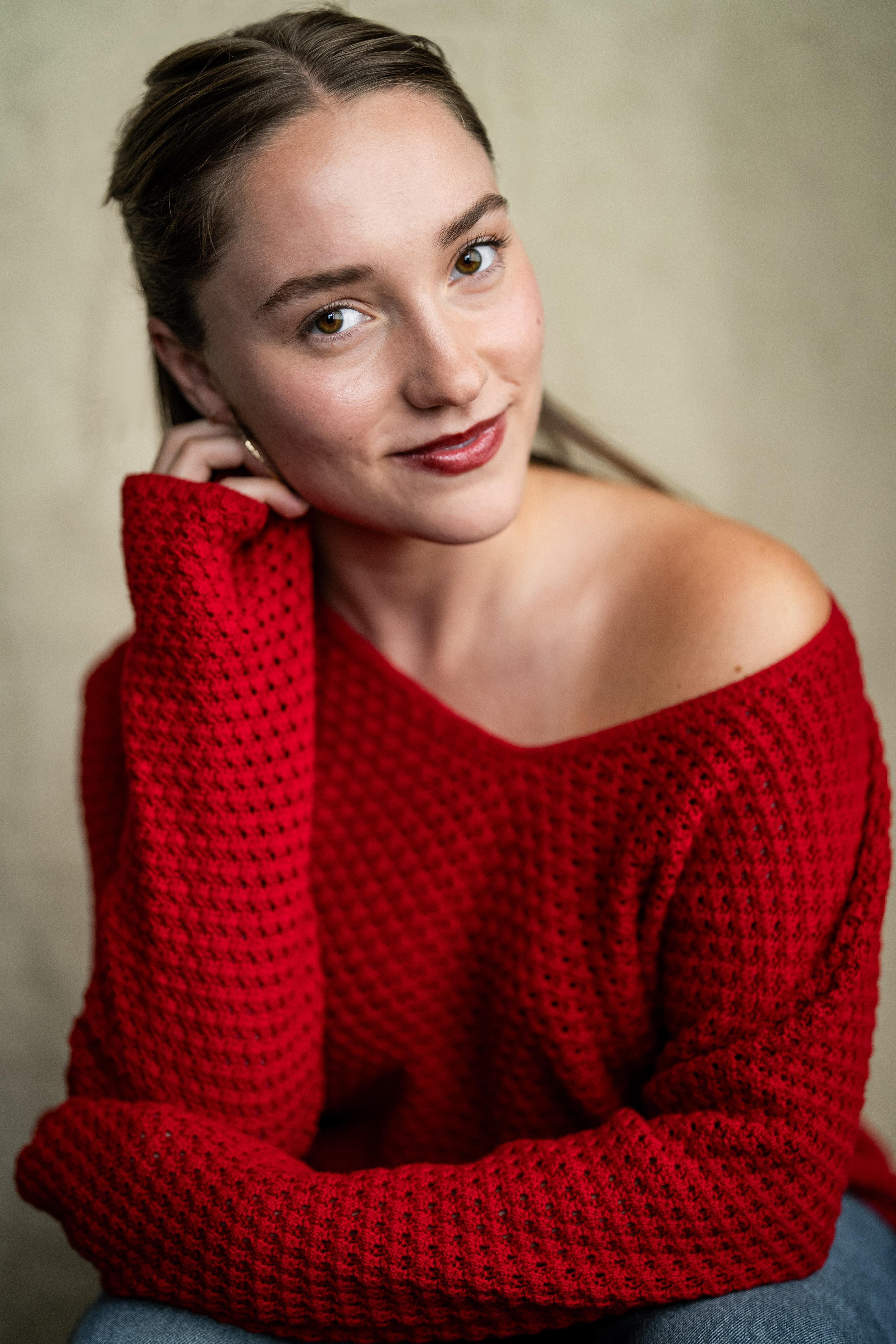 actor Natassia Bustamante large photo