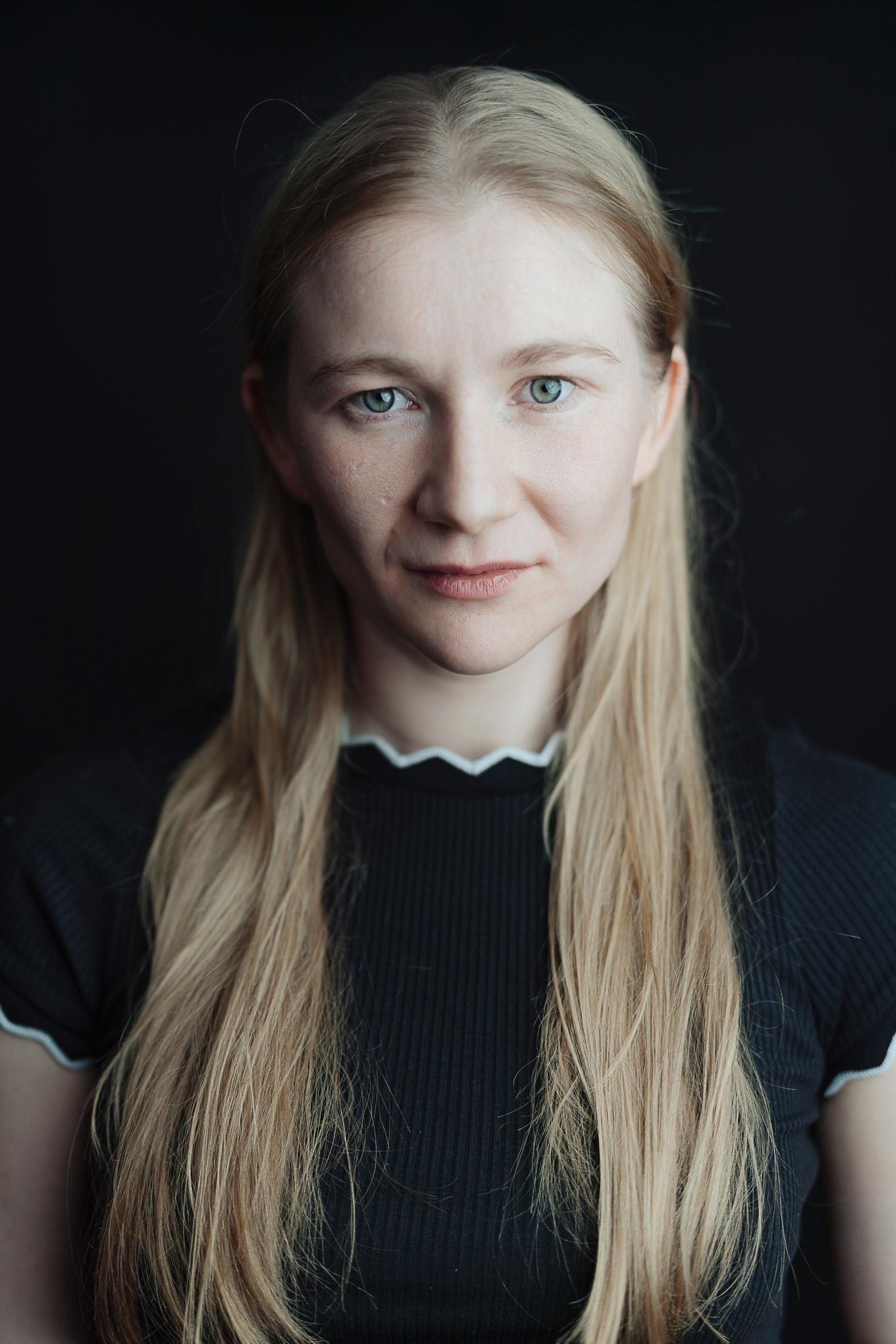 actor Vivienne Causemann large photo