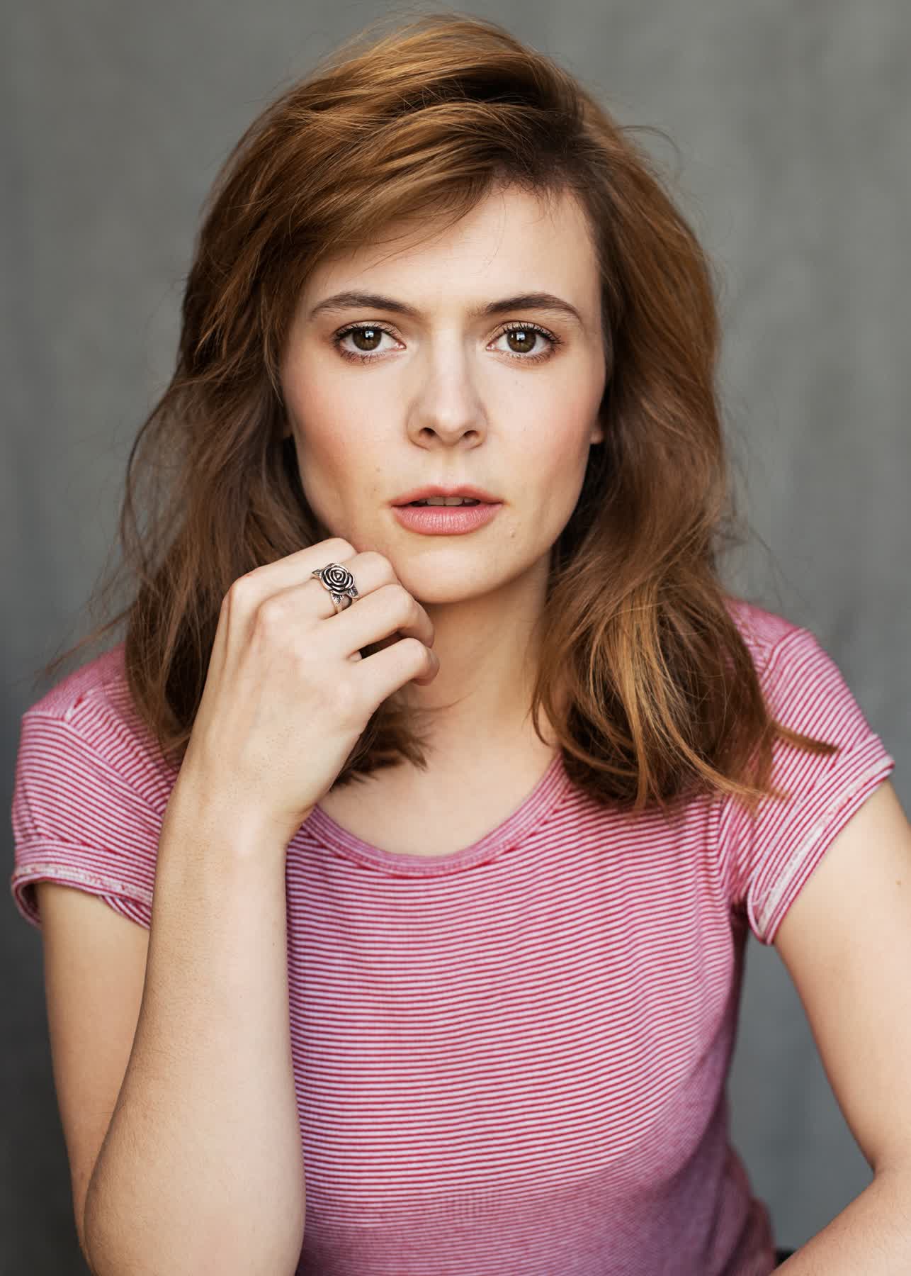 actor Alexa-Jeanne Dubé large photo