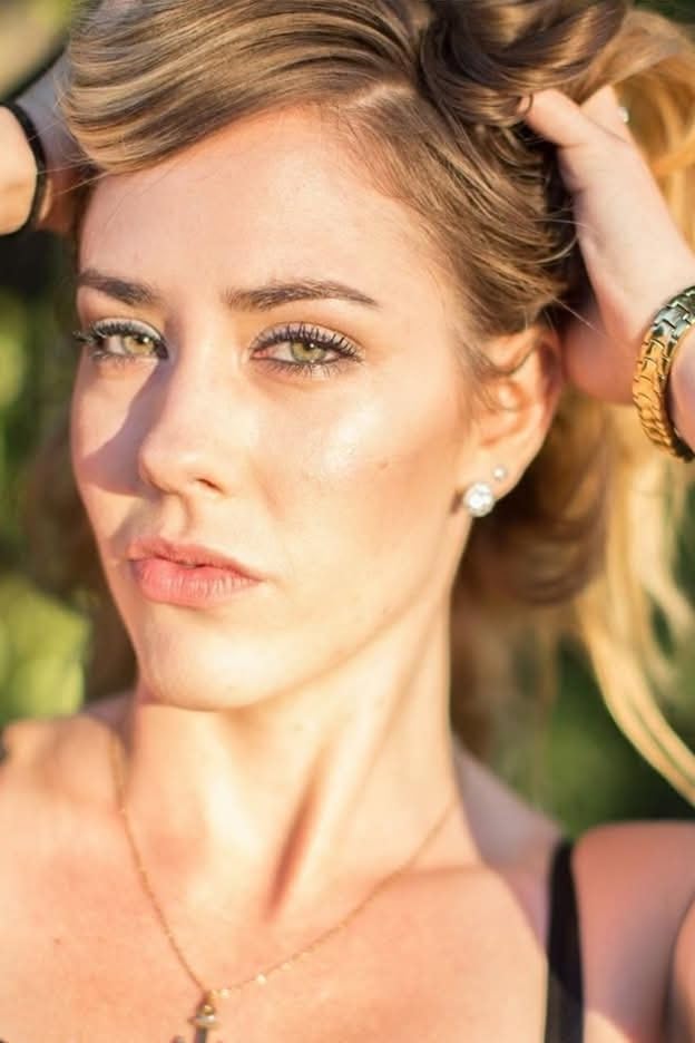 actor Amber Saxon large photo