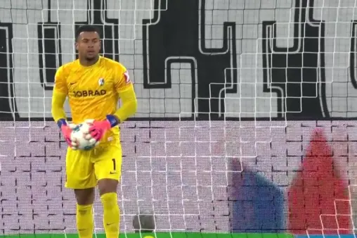 [Highlights] Defender's striker dream! Sander hits a dipping shot from the edge of the box, saved comfortably