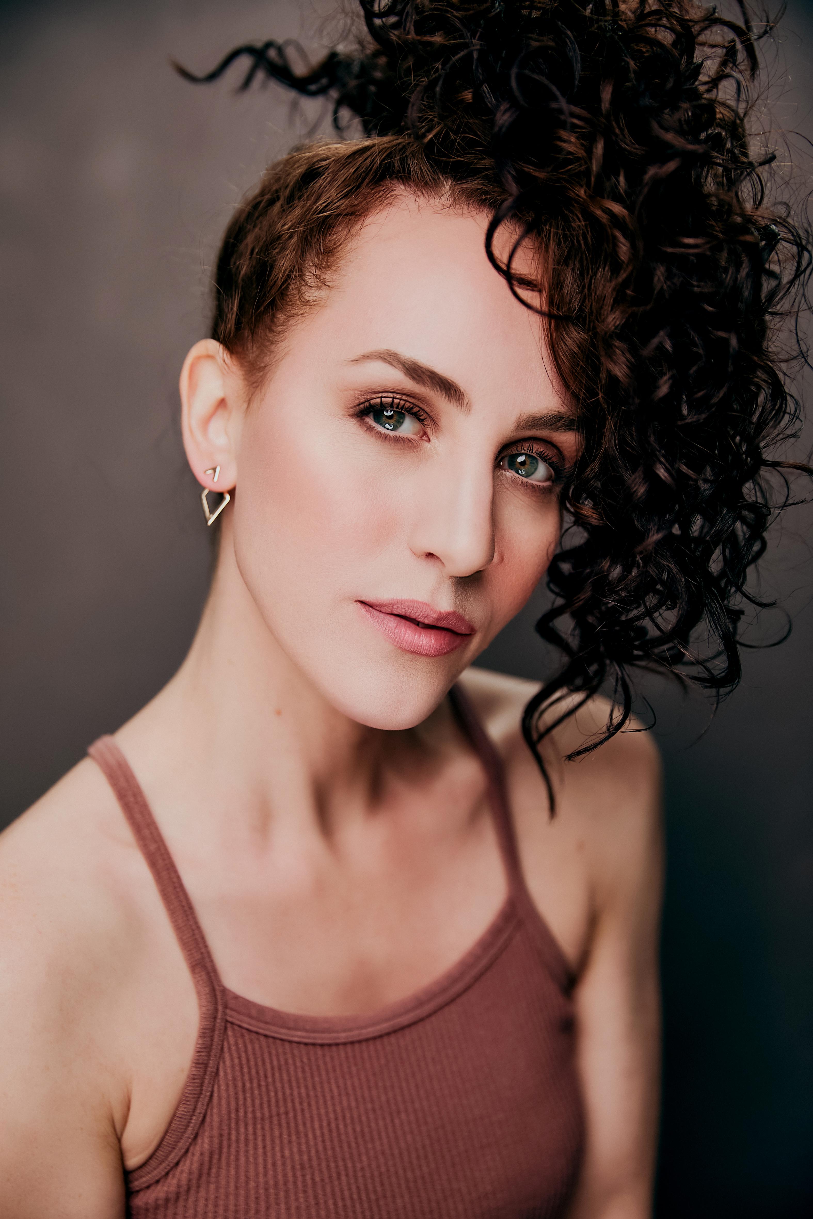 actor Lauren Renahan large photo