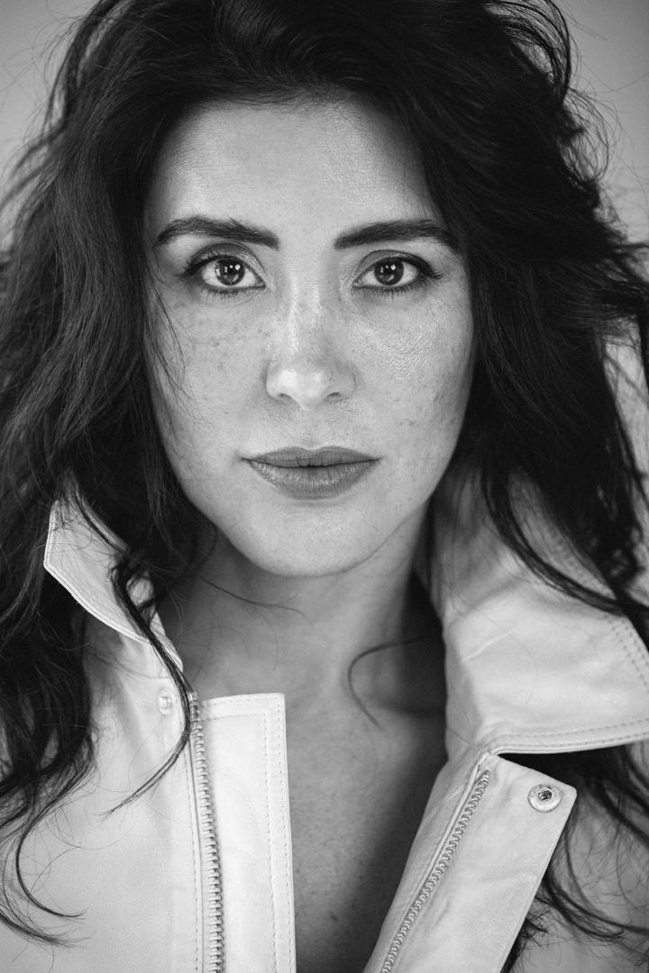 actor Karina Velasquez large photo