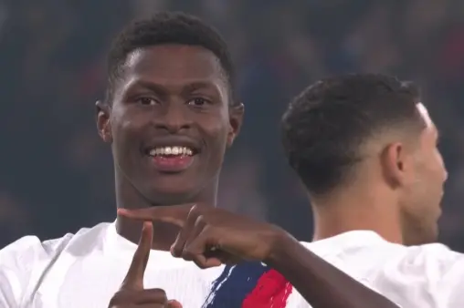 [Goal] Striker's skill! Mendes' free kick bends into the top corner with a beautiful arc