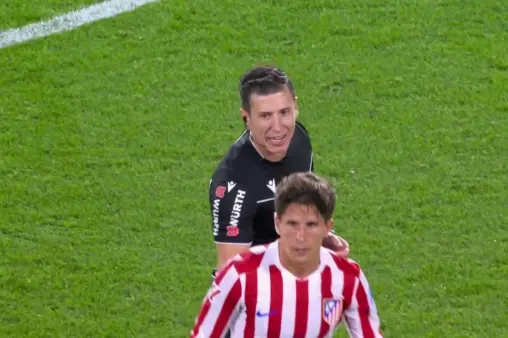 [Red Card] Sudden turn of events! Lenglet gets second yellow for pulling, sent off