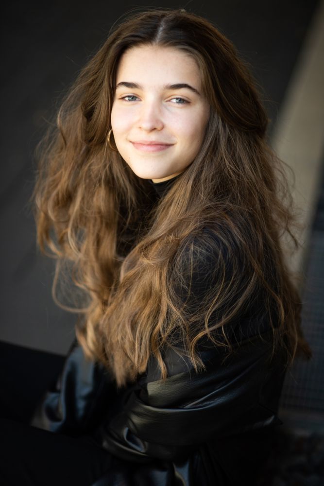 actor Lola Höller large photo