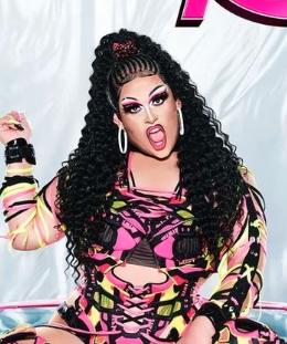 actor Salina EsTitties large photo