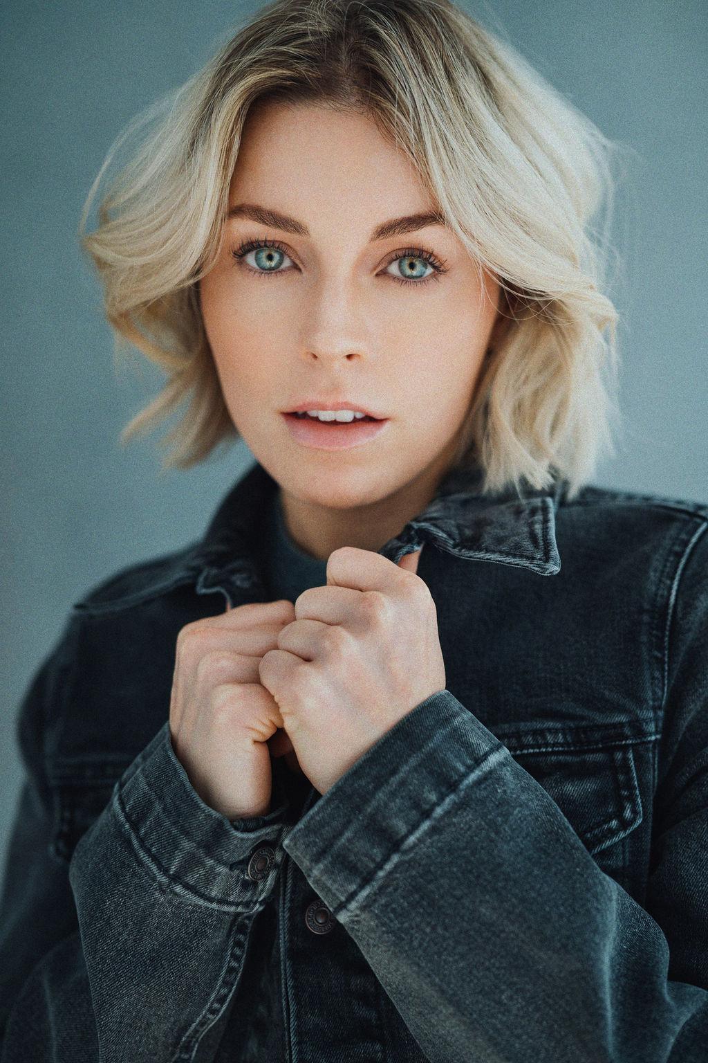 actor Ellie Barone large photo