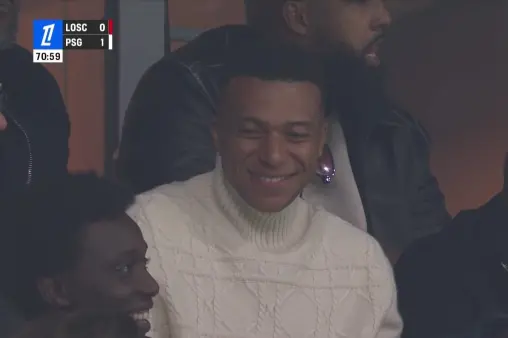 [Highlights] Here to see his brother! Mbappe appears in the stands with a big smile
