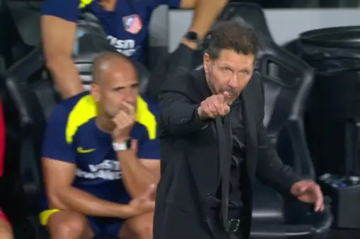 [Highlights] Wave of attacks! Giovanni Simeone meets long ball from back with left-footed curler just wide