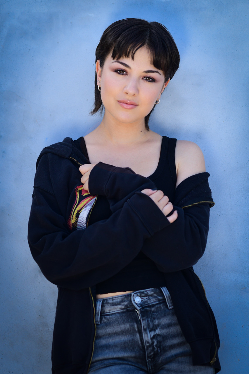 actor Esther Zyskind large photo