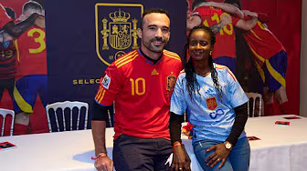 Él de España; ella de Senegal. La pareja que surgió animando a la Selección | 🔴 SEFUTBOL