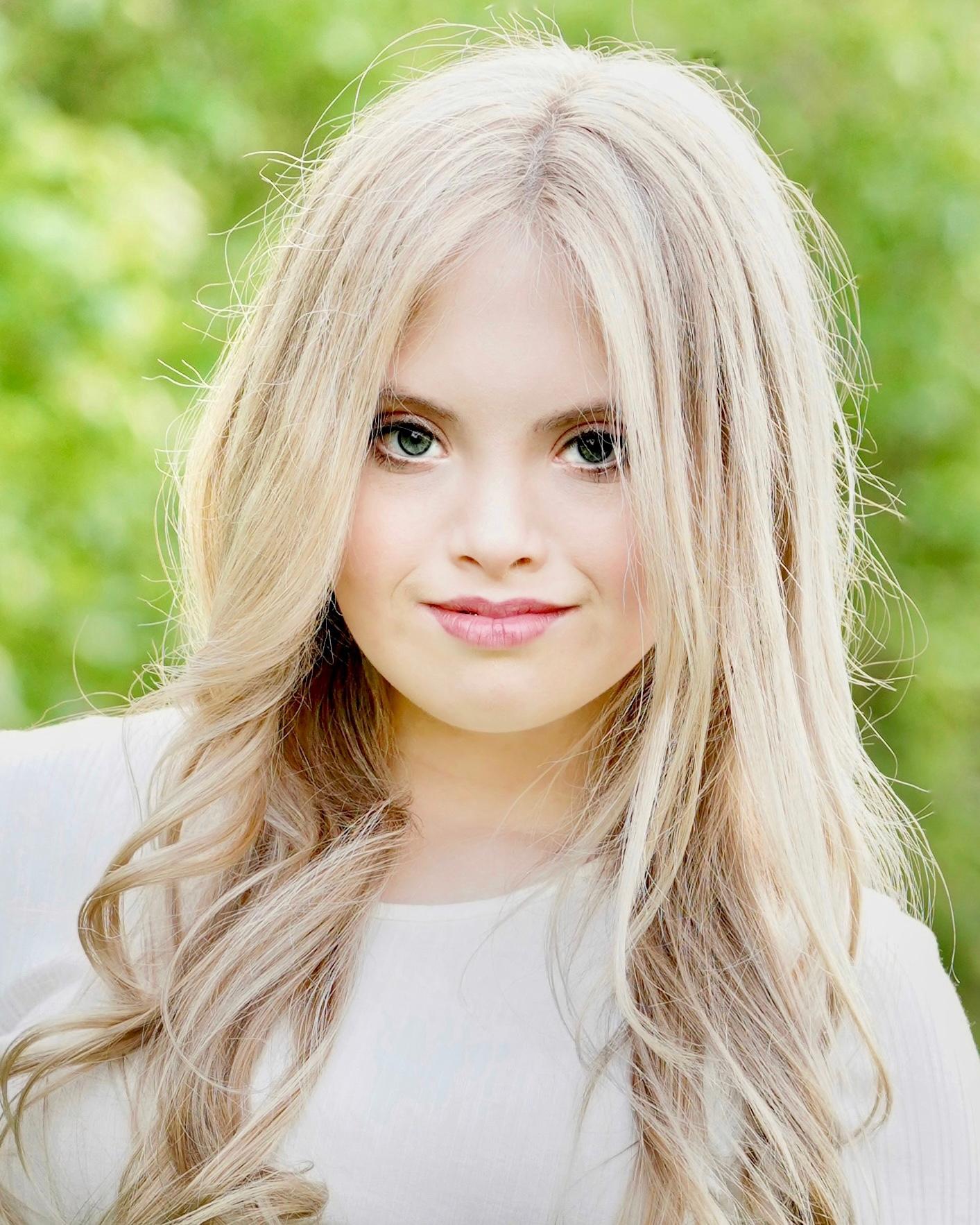 actor Kayla Kosmalski large photo