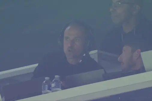 [Highlights] Masterminding from the sidelines! Enrique directs the game from the stands with a headset on