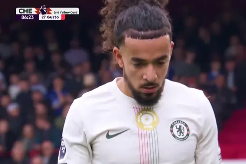 [Red Card] Gusto's flying tackle on Williams, referee shows second yellow to send him off