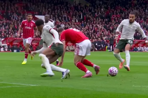 [Highlights] Chalobah's misplaced pass allows Anderson to cut into the box, dribble past a defender and fall to the ground