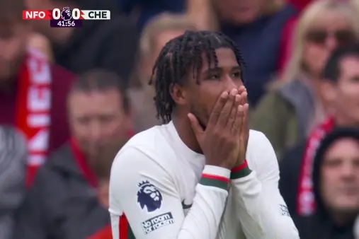 [Highlights] Missed a sitter! Santos makes a forward run, faces the keeper, and fires wildly wide