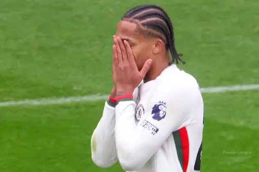 [Highlights] Find the shooting boots! Pedro cuts into the box and fires a low right-footed shot wide of the goal line