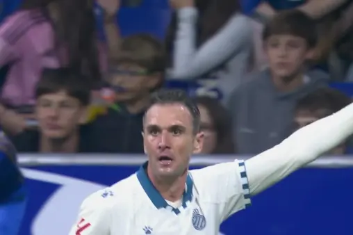 [Goal] The ball clearly crossed the line! Kike's diving tackle at the front scores, goal stands