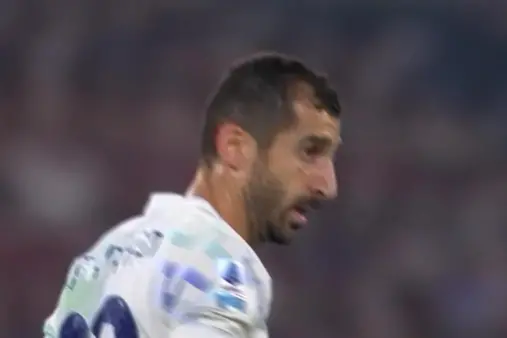 [Highlights] Slight hesitation! Mkhitaryan cuts inside the box and blasts a shot over the bar