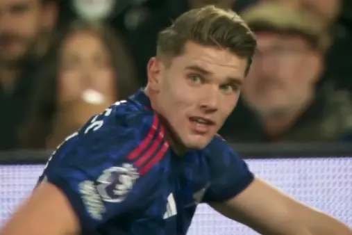 [Highlights] A chance created by holding off! Jorkres shields the opponent and blasts a shot over the bar