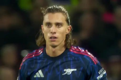 [Highlights] Wave of attacks! Saka crosses, Calafiori's volley sails over the bar