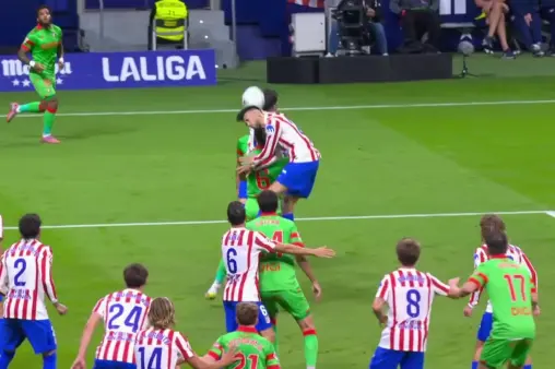 [Highlights] After a throw-in, Herrera decisively comes out to claim the header