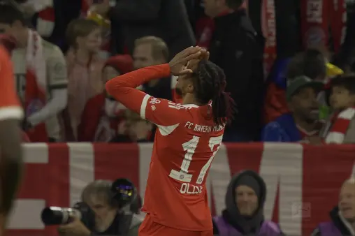 [Highlights] Olise cuts inside and fires, shot blocked; Dias follows up, saved by Kobel