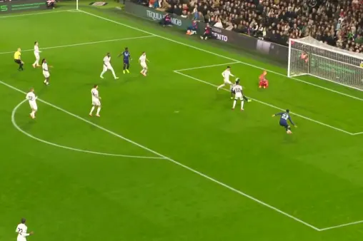 [Highlights] Saka's nimble footwork! Takes the ball, creates space, shot saved