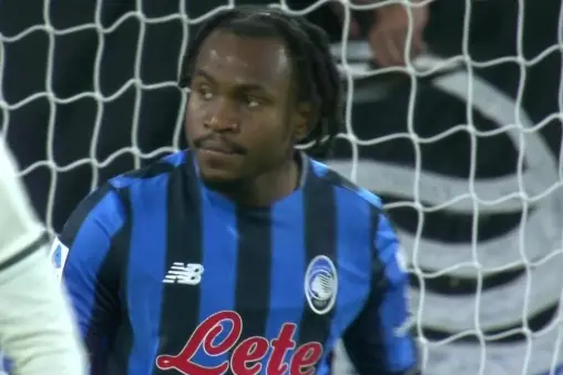 [Highlights] A bit short in height! Lookman's header goes just over the bar