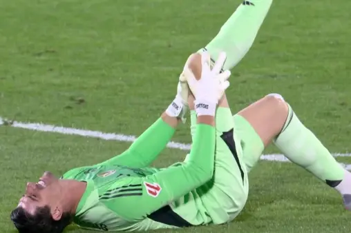 [Highlights] Denying the equalizer! Courtois rushes out to block Kamara's one-on-one