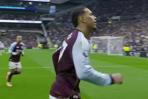 [Goal] Lucky break! Rodgers' through-ball blocked, adjusts and fires a world-class strike