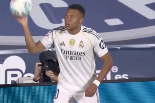 [Highlights] Lightning start! Mbappe makes a forward run and fires a shot, saved by Soria with a diving save