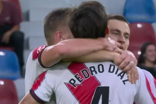 [Goal] Arias' poor clearance leads to De Frutos' powerful strike for a brace