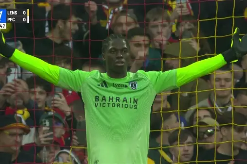 [Highlights]利斯-米卢 should be translated to its commonly known English equivalent. Assuming it's a player's name, maybe "Lis-Milu". So the translation would be: [Highlights] Lis-Milu's foul leads to penalty, Thauvin's spot-kick saved by Nkambadio