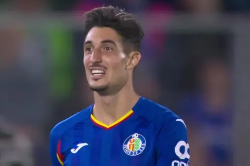 [Red Card] Two red cards! San Cristóbal brings down Vinícius Jr. and gets a second yellow, sent off