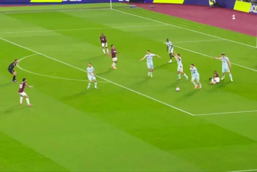 [Highlights] Summerville surges into the box and falls, referee signals no issue