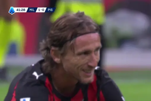 [Highlights] Elegant! Modric dribbles through the middle and fires a long shot just over the bar